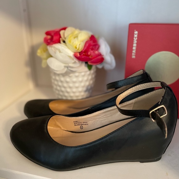 Chase and Chloe black wedge heels size 6.5 - Picture 4 of 5